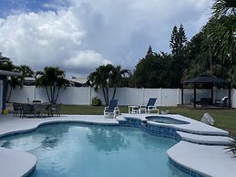 Kiss the Wave - Spacious 4BR 3BA w Pool hot tub