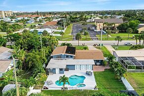 Kiss the Wave - Spacious 4BR 3BA w Pool hot tub