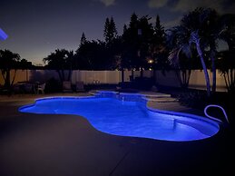 Kiss the Wave - Spacious 4BR 3BA w Pool hot tub