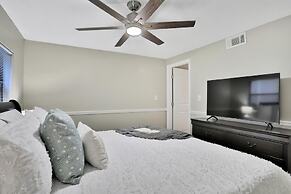 Kiss the Wave - Spacious 4BR 3BA w Pool hot tub