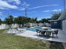 Kiss the Wave - Spacious 4BR 3BA w Pool hot tub