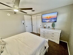 Kiss the Wave - Spacious 4BR 3BA w Pool hot tub