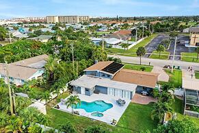 Kiss the Wave - Spacious 4BR 3BA w Pool hot tub