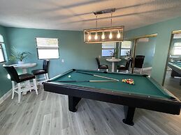 Kiss the Wave - Spacious 4BR 3BA w Pool hot tub