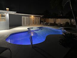 Kiss the Wave - Spacious 4BR 3BA w Pool hot tub