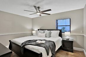 Kiss the Wave - Spacious 4BR 3BA w Pool hot tub