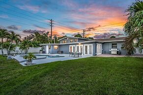 Kiss the Wave - Spacious 4BR 3BA w Pool hot tub