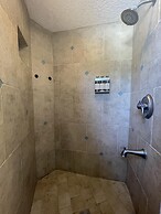 Kiss the Wave - Spacious 4BR 3BA w Pool hot tub