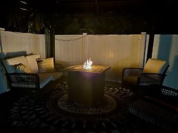 Kiss the Wave - Spacious 4BR 3BA w Pool hot tub