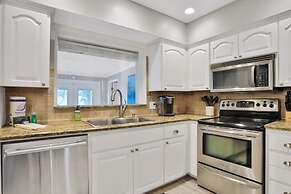 Kiss the Wave - Spacious 4BR 3BA w Pool hot tub