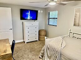 Kiss the Wave - Spacious 4BR 3BA w Pool hot tub