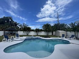 Kiss the Wave - Spacious 4BR 3BA w Pool hot tub