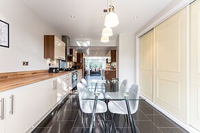 Spacious 3 Bedroom House in Edgbaston With Parking