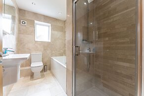 Spacious 3 Bedroom House in Edgbaston With Parking