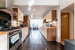 Spacious 3 Bedroom House in Edgbaston With Parking