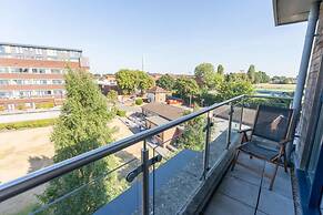 Luxury 2 Bed Apartment Parking by NEC Solihull