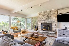 Sunny Side Island Retreat by Avantstay Backyard