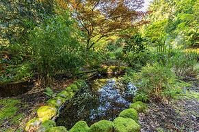 Rhythm Waters by Avantstay Garden Paradise, Pond