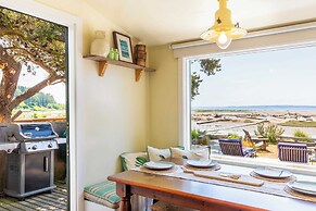 Sunlight Beach Getaway by Avantstay Views