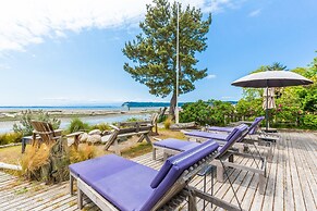 Sunlight Beach Getaway by Avantstay Views