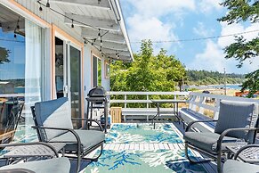 Totally Beachin' Getaway by Avantstay Waterfront