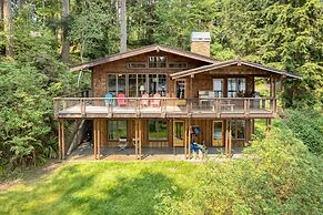 Goss Lake Chalet by Avantstay Lakefront w/ Dock