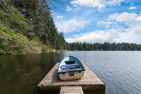 Goss Lake Chalet by Avantstay Lakefront w/ Dock