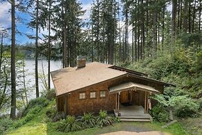 Goss Lake Chalet by Avantstay Lakefront w/ Dock