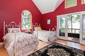 Westside Waterfront View Home - Avantstay Hot tub