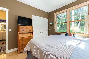 Westside Waterfront View Home - Avantstay Hot tub