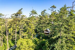 Penn Cove Overlook by Avantstay Cabin w/ Views