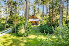 Penn Cove Overlook by Avantstay Cabin w/ Views