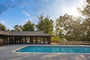 Amber Refresh by Avantstay Pool and Hot Tub