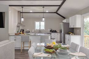 Amber Refresh by Avantstay Pool and Hot Tub