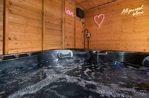 Family Holiday Home With Hot Tub Sleeps 8