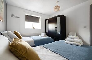 Family Holiday Home With Hot Tub Sleeps 8