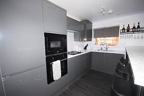 Family Holiday Home With Hot Tub Sleeps 8