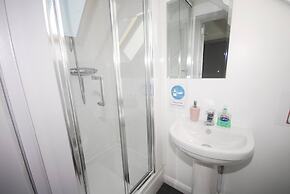Family Holiday Home With Hot Tub Sleeps 8