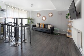 Family Holiday Home With Hot Tub Sleeps 8