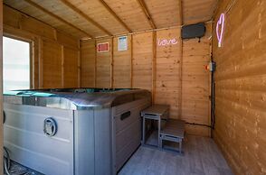 Family Holiday Home With Hot Tub Sleeps 8