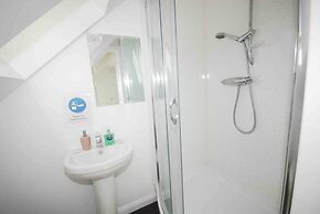 Family Holiday Home With Hot Tub Sleeps 8