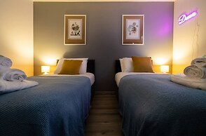 Family Holiday Home With Hot Tub Sleeps 8