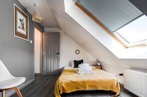 Family Holiday Home With Hot Tub Sleeps 8