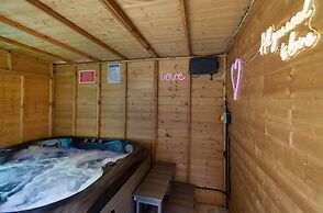 Get Away Home With Hot Tub Sleeps 7
