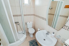 Spacious 4BR Beach House, Fantastic Sea Views