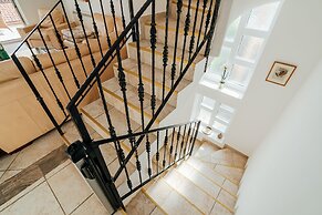 Spacious 4BR Beach House, Fantastic Sea Views