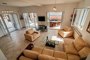 Spacious 4BR Beach House, Fantastic Sea Views