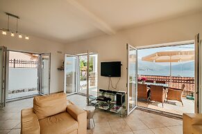 Spacious 4BR Beach House, Fantastic Sea Views