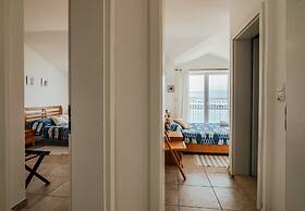 Spacious 4BR Beach House, Fantastic Sea Views