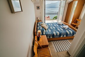 Spacious 4BR Beach House, Fantastic Sea Views